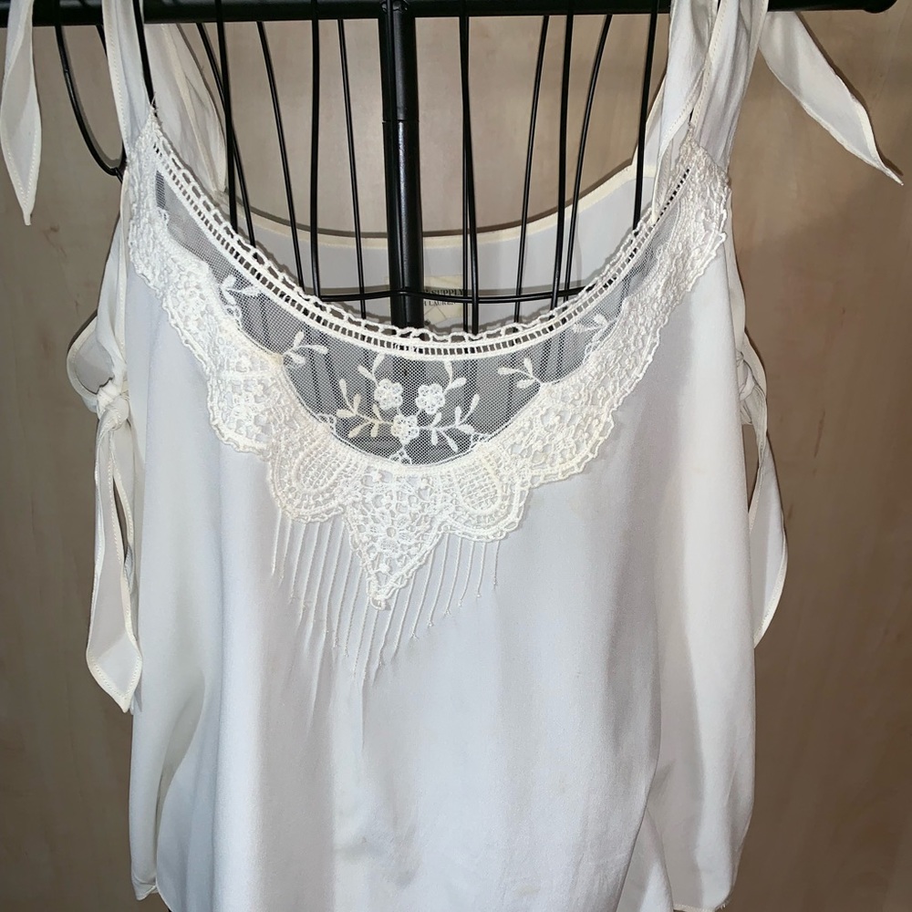 ⏬⏬Final Price ⏬⏬Ivory cold shoulder blouse